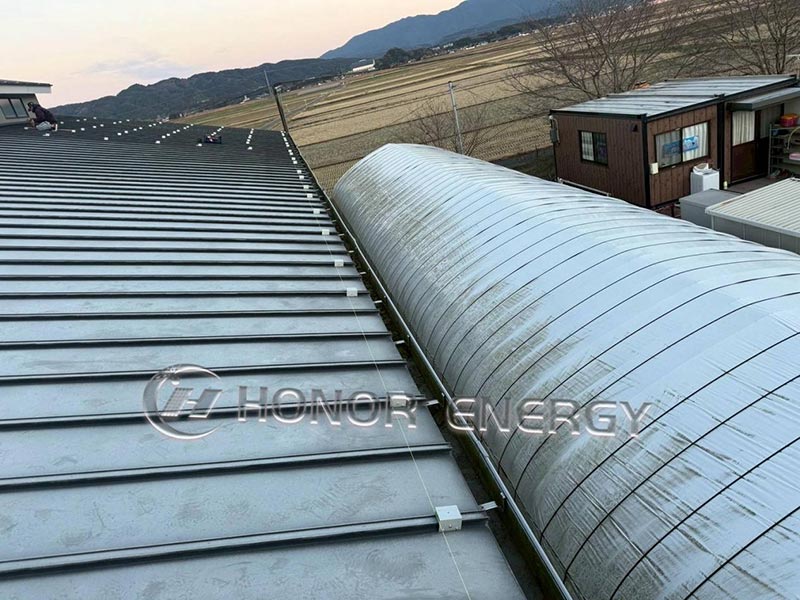 स्टैंडिंग सीम मेटल रूफ क्लैंप स्थापित और तैयार हैं